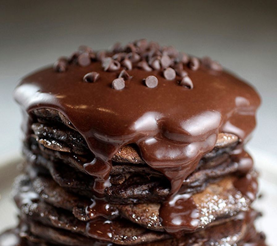 Deze chocolade pannenkoeken zijn ideaal als ontbijt én als dessert